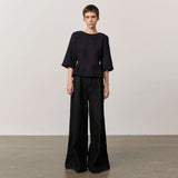 pige i blå taljeret bluse med åben ryg købt i HAUSFRAU