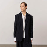 pige i blå pinstripe blazer købt i HAUSFRAU