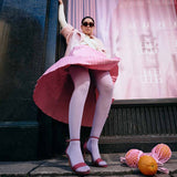 dame med lys lilla strømpebukser, købt i HAUSFRAU butikkerne