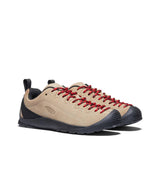 beige sneakers med røde snørebånd købt i HAUSFRAU