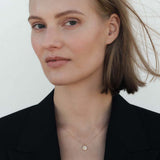 PIGE MED GULDHALSKÆDE KØBT I HAUSFRAU