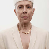 kvinde med flot guldhalskæde købt i HAUSFRAU