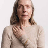 kvinde med flot guldarmbÄnd kÞbt i HAUSFRAU