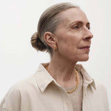 kvinde med flot guld halskæde købt i HAUSFRAU