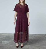 pige i bordeaux blondekjole