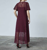 pige i bordeaux blondekjole