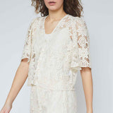 pige i hvid, kortærmet blondebluse købt i HAUSFRAU