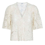 pige i hvid, kortærmet blondebluse købt i HAUSFRAU