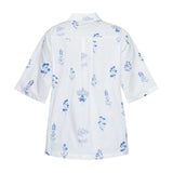 Hvid kortærmet skjorte med blå blomster, købt i HAUSFRAU