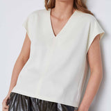 Pige i cremefarvet top, købt i HAUSFRAU