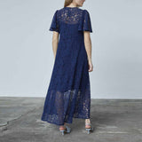 pige i blå, lang blondekjole købt i HAUSFRAU