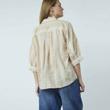 pige i sandfarvet skjorte købt i HAUSFRAU