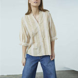 pige i sandfarvet skjorte købt i HAUSFRAU