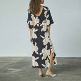 pige i sort og hvid blomstret, lang kjole købt i HAUSFRAU