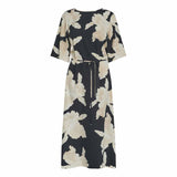 pige i sort og hvid blomstret, lang kjole købt i HAUSFRAU