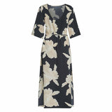 pige i sort og hvid blomstret, lang kjole købt i HAUSFRAU