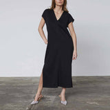 pige i sort, kortærmet kjole købt i HAUSFRAU