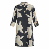 pige i sort og cremfarvet blomstret kjole købt i HAUSFRAU