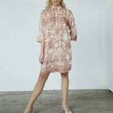 pige i rosa og hvid blomstret skjortekjole købt i HAUSFRAU