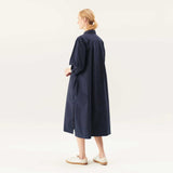 pige i blå skjortekjole