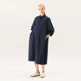 pige i blå skjortekjole