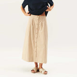 pige i beige nederdel