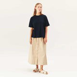 pige i beige nederdel