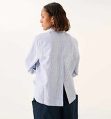 pige i stribet hørskjorte købt i HAUSFRAU