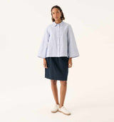 pige i stribet hørskjorte købt i HAUSFRAU