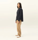 pige i blå skjorte købt i hausfrau