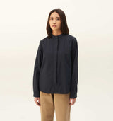 pige i blå skjorte købt i hausfrau