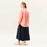 pige i koral pink skjorte og blå nederdel