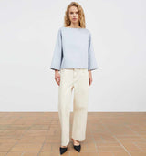 pige i lyseblå bluse købt i HAUSFRAU