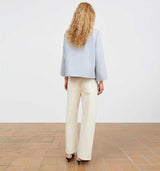 pige i lyseblå bluse købt i HAUSFRAU