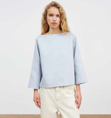 pige i lyseblå bluse købt i HAUSFRAU