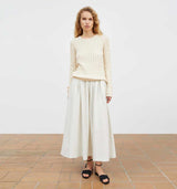 pige i strik og lys nederdel købt i HAUSFRAU