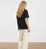 pige i sort enkel t-shirt købt i HAUSFRAU