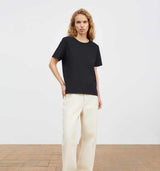 pige i sort enkel t-shirt købt i HAUSFRAU