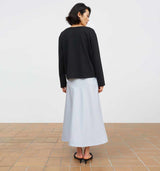 pige i lyseblå nederdel købt i HAUSFRAU