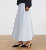 pige i lyseblå nederdel købt i HAUSFRAU