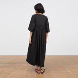 Sort nadja kjole fra Skall Studio i Hausfrau