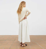 pige i strik og lys nederdel købt i HAUSFRAU