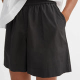 pige i sorte shorts købt i HAUSFRAU