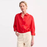 Rød oversize skjorte fra Skall Studio i Hausfrau