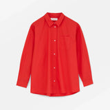 Rød oversize skjorte fra Skall Studio i Hausfrau