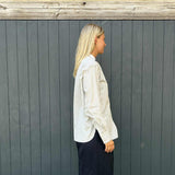 pige i stribet Soeur skjorte købt i HAUSFRAU