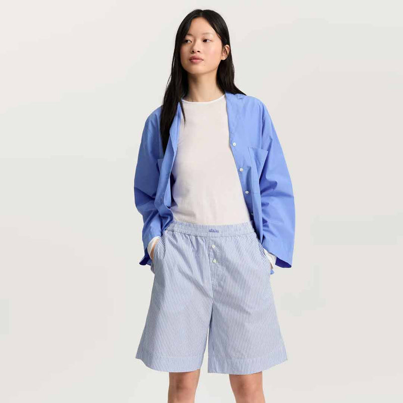 pige i blå stribede shorts