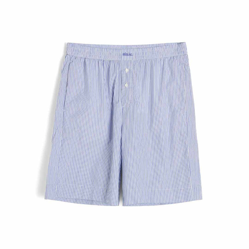 pige i blå stribede shorts