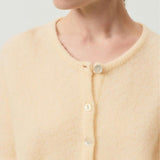 pige i lys gul cardigan