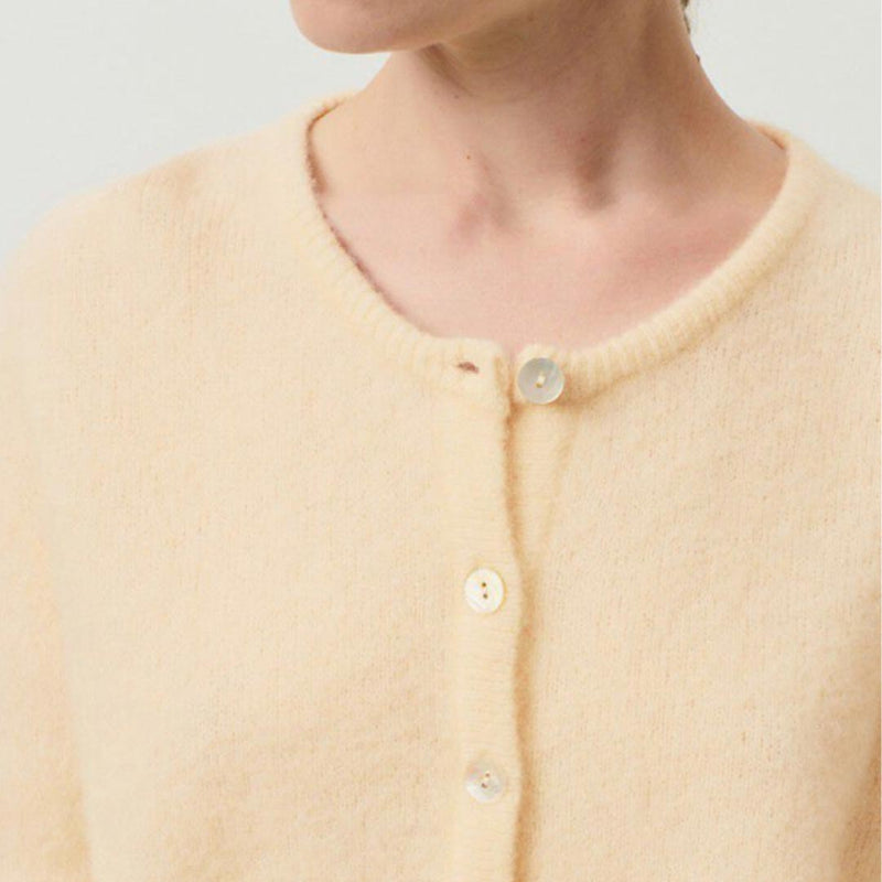 pige i lys gul cardigan